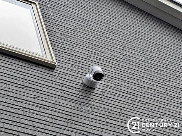 スマホアプリでいつでもどこでも確認できる防犯カメラ♪夜間は赤外線LEDで撮影、マイク付きで通話や録画でき、セキュリティー面も安心です♪
