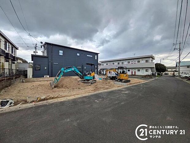 前面道路から撮影した現地写真です♪