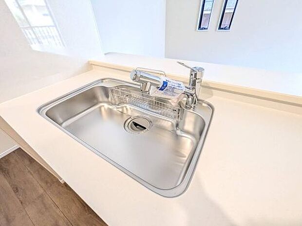 (同仕様モデル写真)システムキッチンには、広いシンクがついております♪水栓は、便利な伸縮可能なシャワータイプとなっており、浄水フィルターも取り付けられます♪