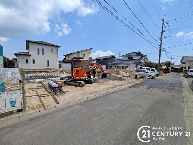 前面道路から撮影した現地写真です♪