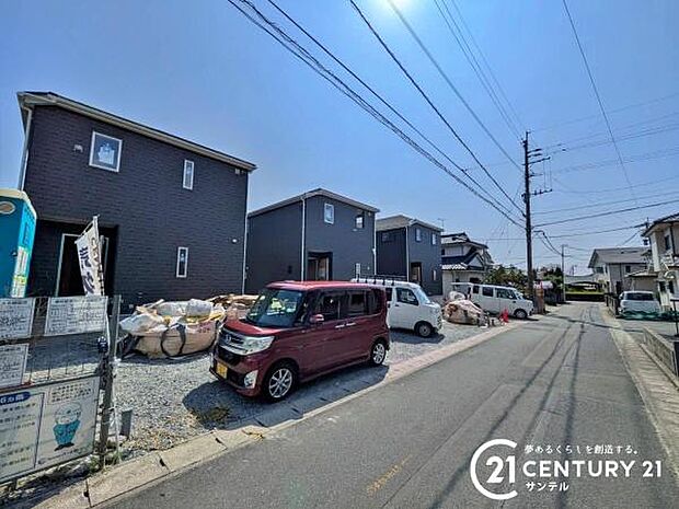 前面道路から撮影した現地写真です♪