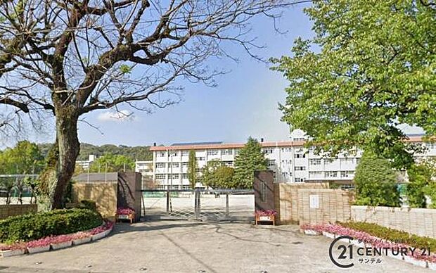 鹿児島市立伊敷中学校まで1300m