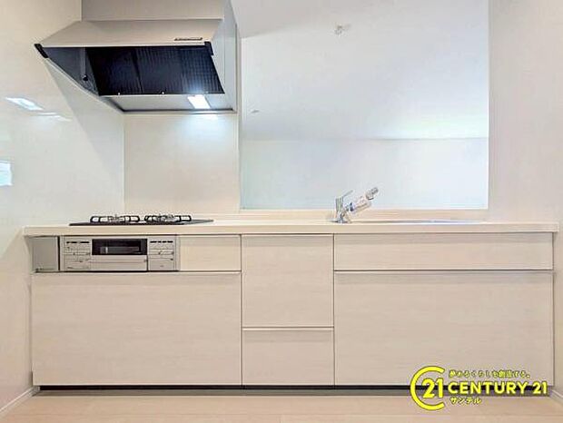 (同仕様モデル写真)キッチン!シンプルで使いやすい設計のキッチン♪そしてカウンターキッチンなので、リビングいるご家族と会話を楽しみながらお料理ができます♪オプションで食洗器を付けることができます♪