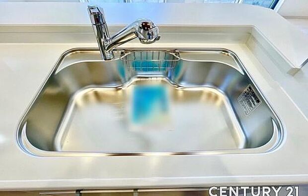 (同仕様モデル写真)システムキッチンには、広いシンクがついております♪水栓は、便利な伸縮可能なシャワータイプとなっており、浄水フィルターも取り付けられます♪