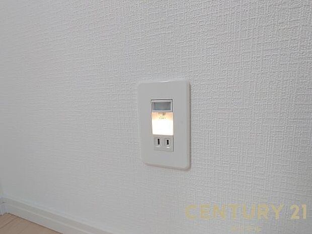 (同仕様モデル)1階、2階の廊下部分に付いているフットセンサーライト♪常時点灯モードと人感センサーモードを切り替えられます♪