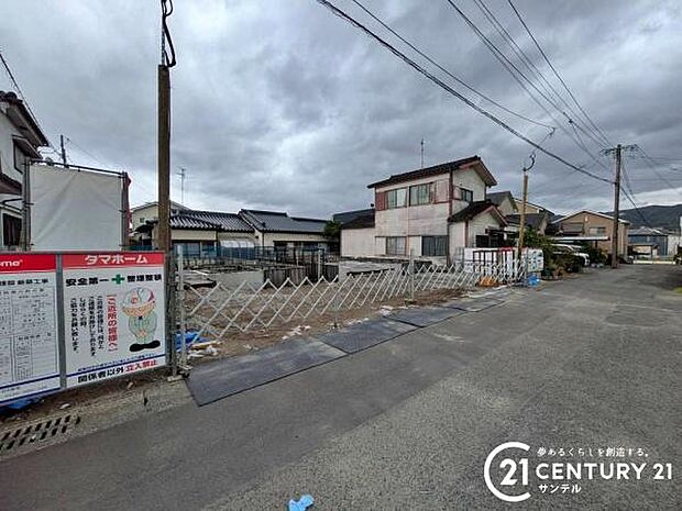 前面道路から撮影した現地写真です♪