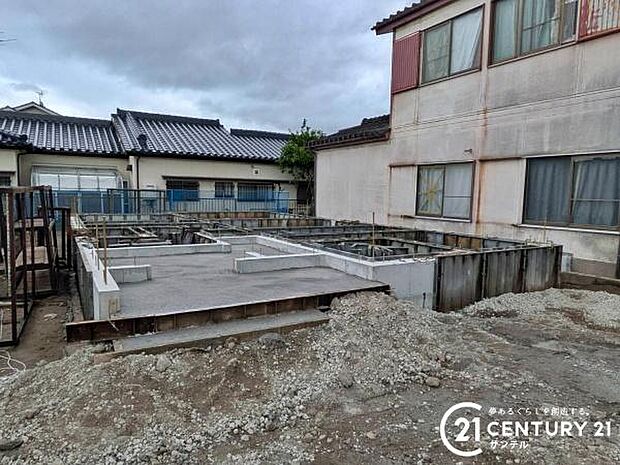 現在、基礎工事中です♪