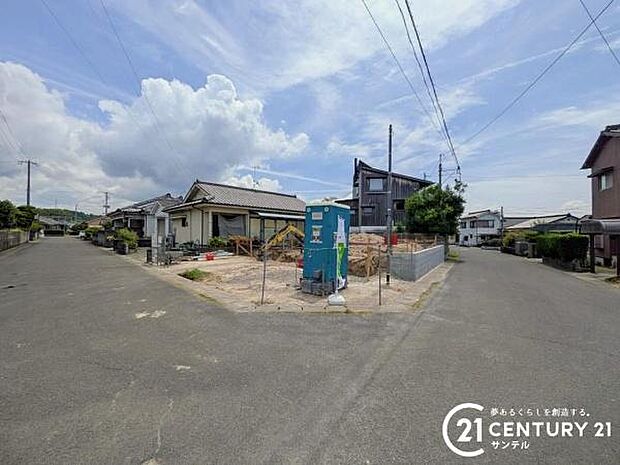 前面道路から撮影した現地写真です♪