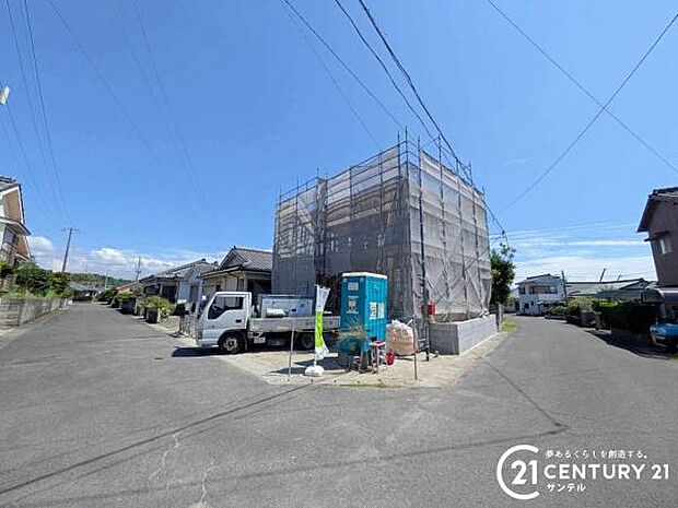 前面道路から撮影した現地写真です♪