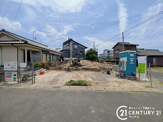 前面道路から撮影した現地写真です♪