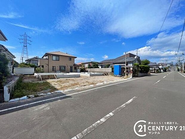 前面道路から撮影した現地写真です。