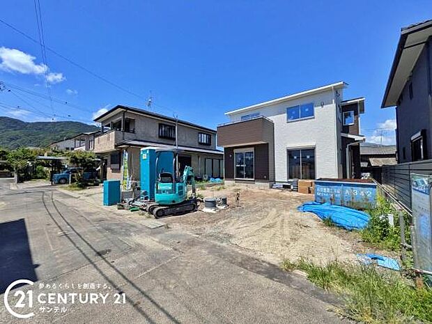 前面道路から撮影した現地写真です♪