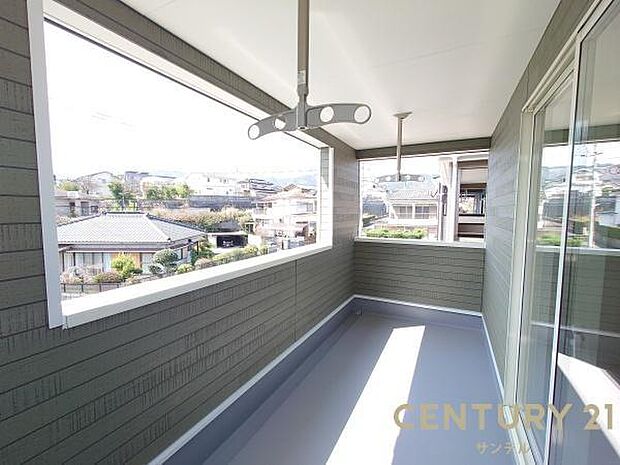 （同仕様写真）ぽかぽかした天気の良い日はバルコニーで洗濯物を外で干すことが出来ます♪