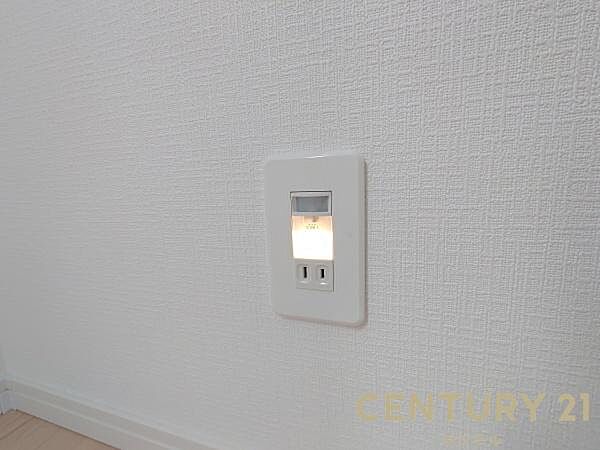 （同仕様モデル）1階、2階の廊下部分に付いているフットセンサーライト♪常時点灯モードと人感センサーモードを切り替えられます♪
