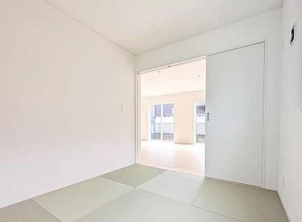 (同仕様モデル写真)和室です♪リビング横に和室があることで和と洋の雰囲気を味わえ素敵な空間を演出でき、お子様の遊び部屋や客間としても利用できます♪