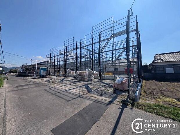 前面道路から撮影した現地写真です♪
