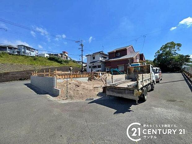前面道路から撮影した現地写真です♪