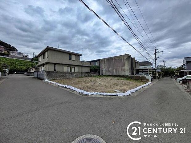 前面道路から撮影した現地写真です♪