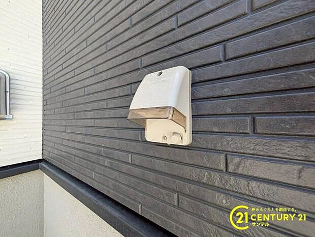 (同仕様写真)外で作業する際などにあると便利な外部電源です♪