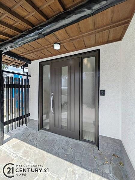 玄関は屋根があるので、ちょっとした雨の日でも焦ることなく鍵や傘の開け閉めができます♪
