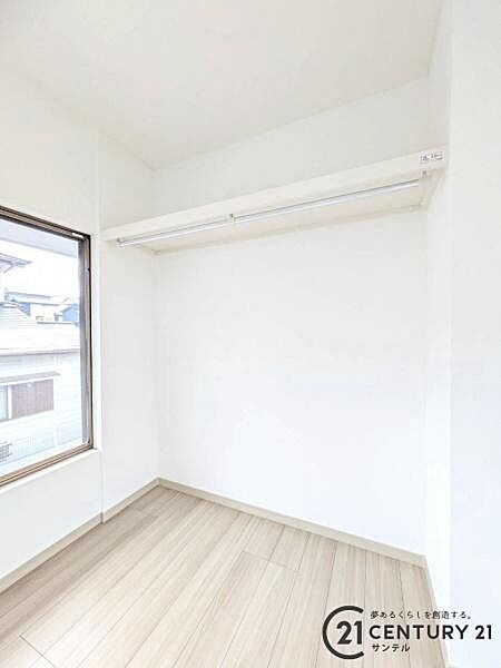 6.5帖洋室のオープンクローゼットです♪丈の長いコートやお子様の制服、スーツなど収納でき、お洋服選びが楽しくなりますね♪