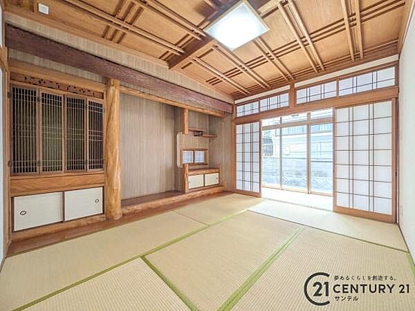 6帖の和室です♪リビング横に和室があることで和と洋の雰囲気を味わえ素敵な空間を演出でき、お子様の遊び部屋や客間としても利用できます♪