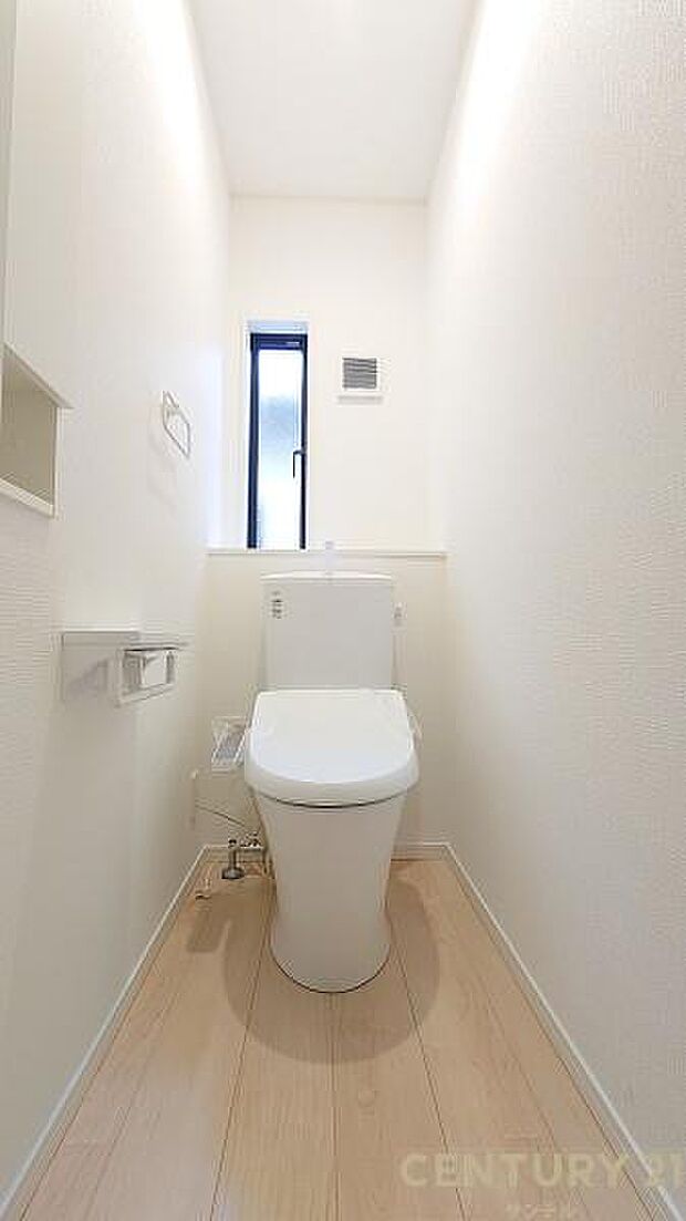 (同仕様モデル)ウォシュレットが付いた広々として落ち着いた空間のお手洗いになります♪