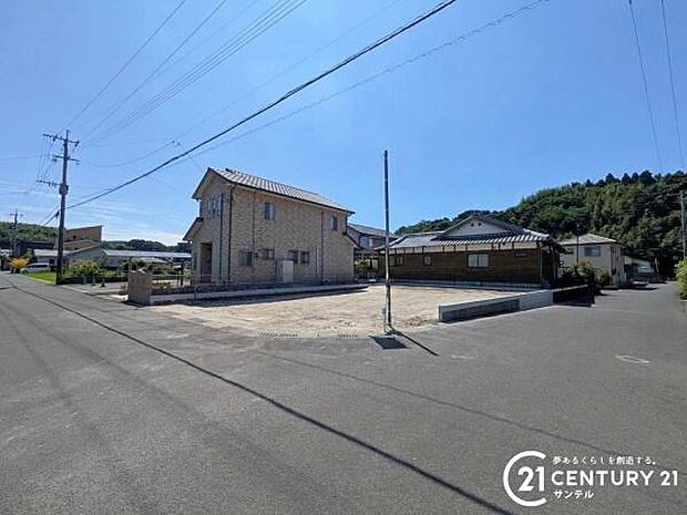 前面道路から撮影した現地写真です♪
