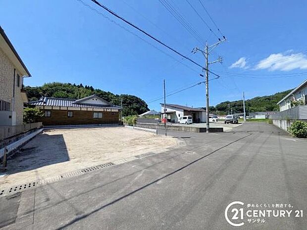 前面道路から撮影した現地写真です♪