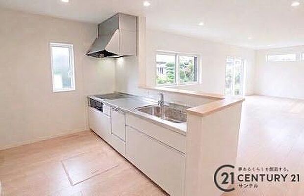 (同仕様モデル写真)シンプルで使いやすい設計のキッチン♪そしてカウンターキッチンなので、リビングいるご家族と会話を楽しみながらお料理ができます♪オプションで食洗器を付けることができます♪