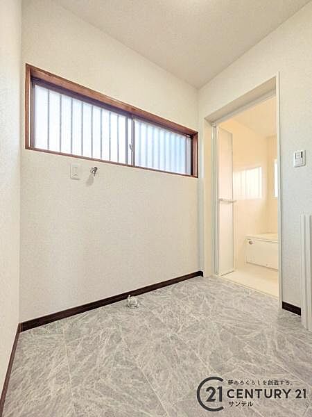 窓の付いた清潔感のあるシンプルな脱衣スペース♪