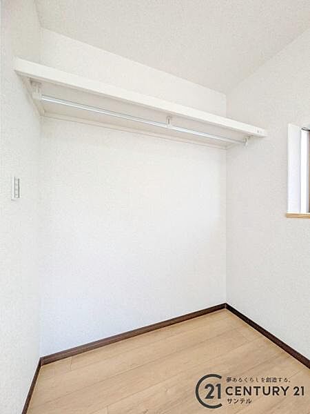 6.5帖洋室のクローゼットです♪丈の長いコートやお子様の制服、スーツなど収納でき、お洋服選びが楽しくなりますね♪