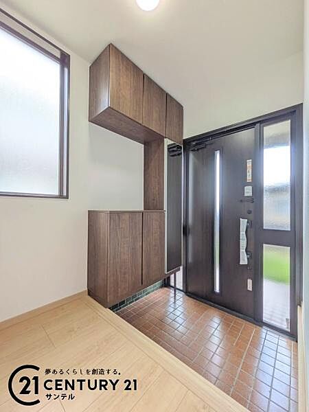 玄関！ご新居への出入り口になる明るい玄関には、たくさんの靴を収納できるシューズボックスが付いております♪いつも清潔感のあるすっきりとした玄関スペースを確保できますよ♪
