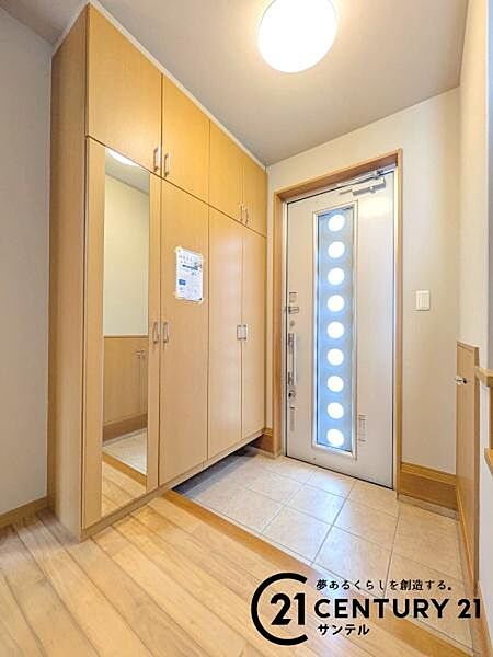 新居への出入り口になる明るい玄関には、たくさんの靴を収納できるシューズボックスが付いております♪いつも清潔感のあるすっきりとした玄関スペースを確保できますよ♪