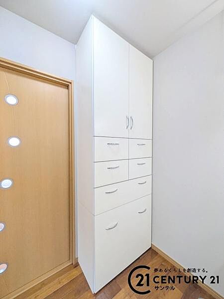 洗面脱衣所には収納棚も付いているのでタオルや洗剤などを収納できます♪