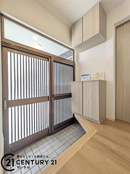 新居への出入り口になる明るい玄関には、たくさんの靴を収納できるシューズボックスが付いております♪いつも清潔感のあるすっきりとした玄関スペースを確保できますよ♪