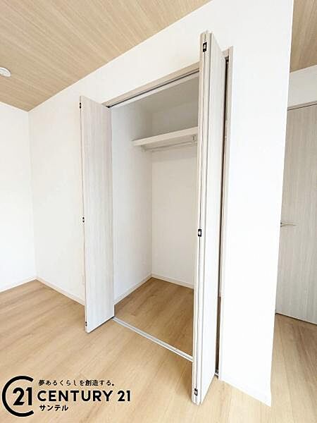 6.5帖洋室のクローゼットです♪丈の長いコートやお子様の制服、スーツなど収納でき、お洋服選びが楽しくなりますね♪