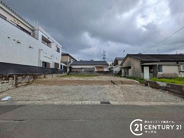 前面道路から撮影した現地写真です。