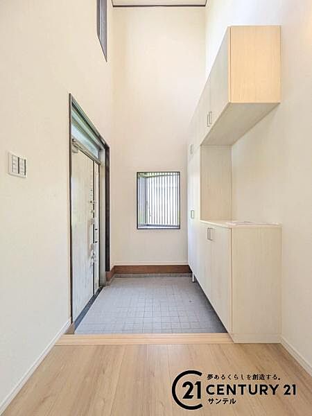 新居への出入り口になる明るい玄関には、たくさんの靴を収納できるシューズボックスが付いております♪いつも清潔感のあるすっきりとした玄関スペースを確保できますよ♪
