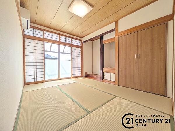 1階6帖の和室です♪和室があることで和と洋の雰囲気を味わえ素敵な空間を演出でき、お子様の遊び部屋や客間としても利用できます♪　エアコンが付いております♪