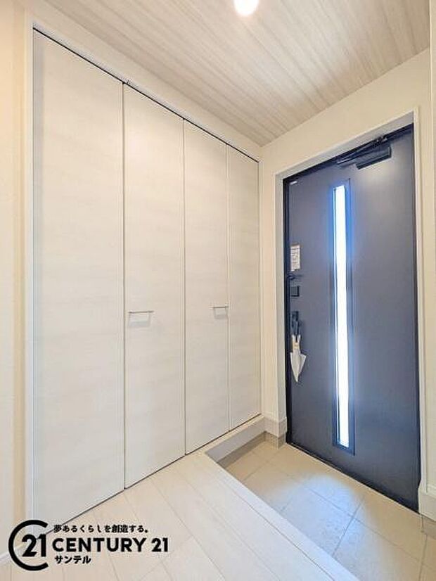(同仕様モデル写真)玄関！ご新居への出入り口になる明るい玄関には、たくさんの靴を収納できるシューズボックスが付いております♪いつも清潔感のあるすっきりとした玄関スペースを確保できますよ♪
