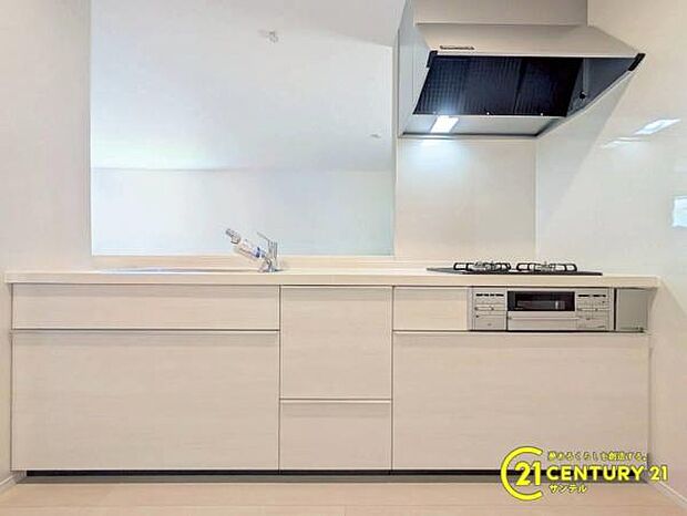 (同仕様モデル写真)キッチン！シンプルで使いやすい設計のキッチン♪そしてカウンターキッチンなので、リビングいるご家族と会話を楽しみながらお料理ができます♪オプションで食洗器を付けることができます♪