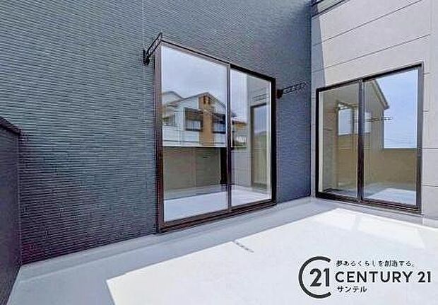 （同仕様写真）ぽかぽかした天気の良い日はバルコニーで洗濯物を外で干すことが出来ます♪