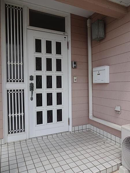 【玄関】居住者の帰り、訪れる方を優しく迎えてくれる玄関です。
