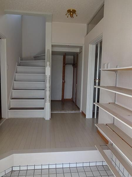 玄関スッキリしています　階段下に収納があります