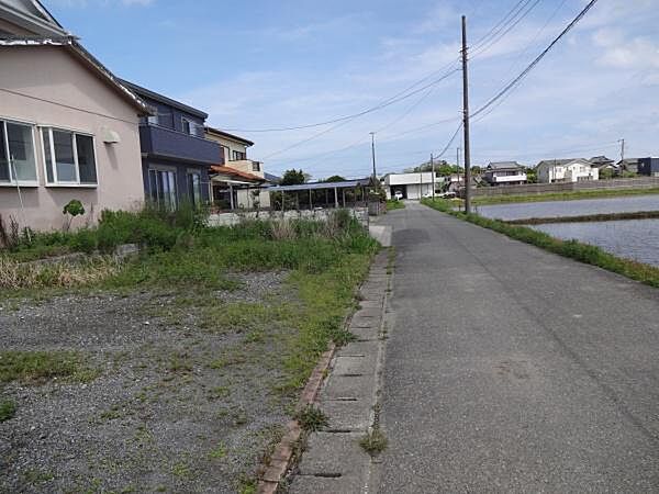 【駐車場】前面道路は交通量の少ない生活道路です