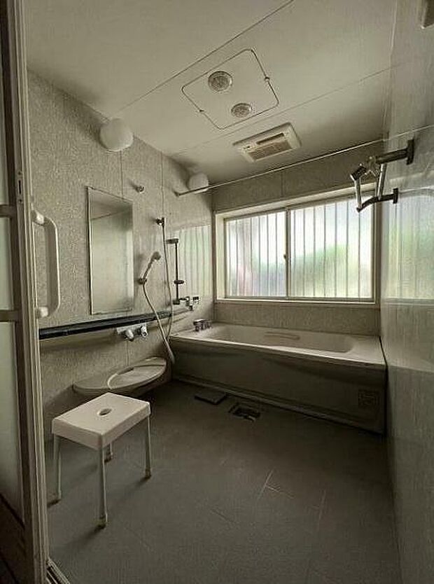 【浴室】白を基調とした清潔感のあるバスルーム　広々1．5坪タイプ　出入口も3枚引き戸でひろく、介助しやすい　洗濯機置き場が隣にあります。