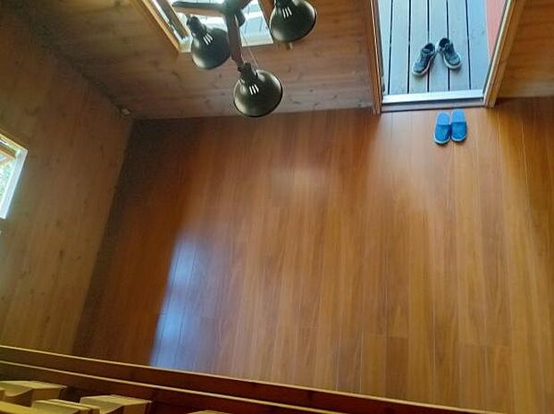 天井、壁、床まで木材で落ち着いた空間