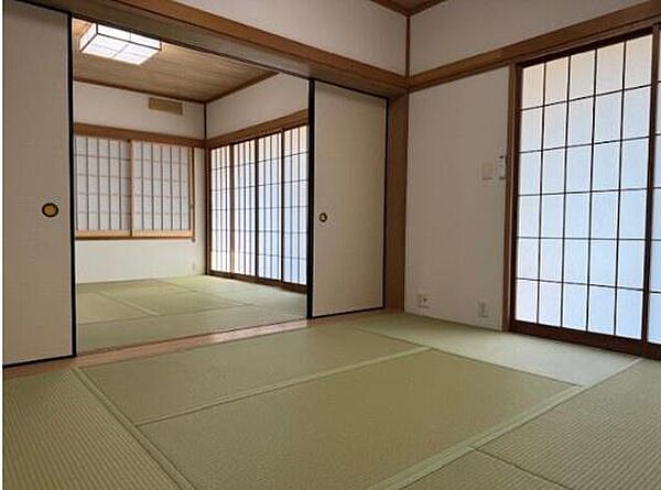 【和室】二間続きの和室は温かい日差しが差し込みます