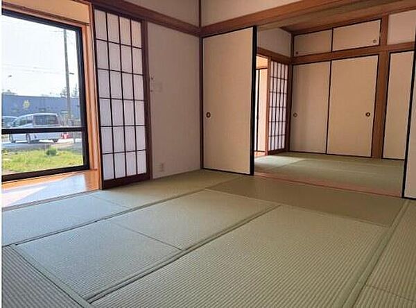 【和室】大きな掃き出し窓から日当たり良好